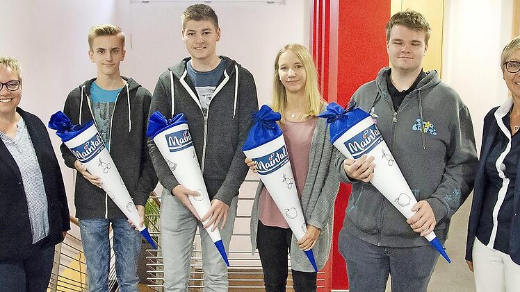 Ausbildungsbeginn bei Maintal-Konfit&uuml;ren in Ha&szlig;furt: von links im Bild sind Personalreferentin Susanne Str&ouml;hlein, die Auszubildenden Simon Vonhausen, Andreas Schmidt, Lisa Reinwand und Maximilian Finger sowie Gesch&auml;ftsf&uuml;hrerin Anne Feulner. Foto: : Carina Nolte