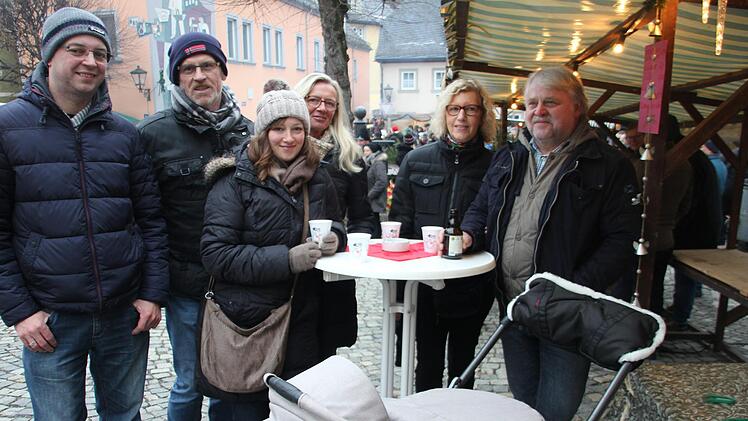 Der Weihnachtsmarkt ist  ideal für  Gespräche.  Im Bild:  Martin Förtsch, Heinz und Steffi Förtsch (1. und 3. v. li.) mit Familie und Bekannten. Foto: Veronika Schadeck