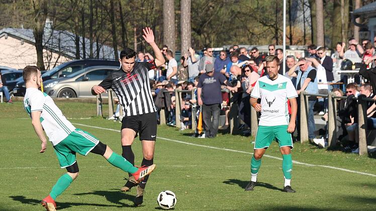 Der Eggolsheimer Kapitän Andreas Amon behauptet den Ball gegen Stefan Richter.