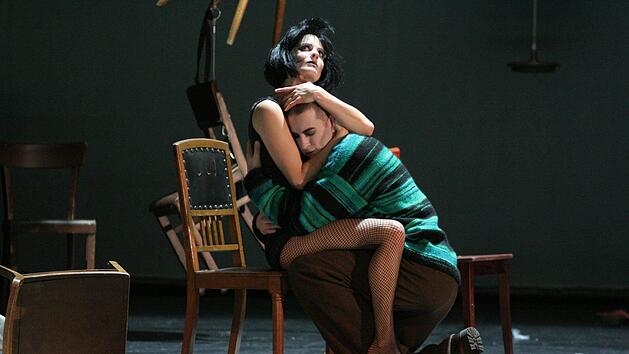 Eva Marianne Berger und Frederik Leberle als Liebespaar in ganz unterschiedlichen emotionalen Zuständen im Stück "Fabian" (Schauspiel nach dem Roman von Erich Kästner) . Foto: Margareta Gulich