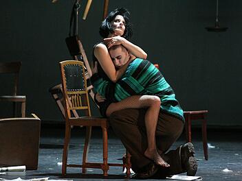 Eva Marianne Berger und Frederik Leberle als Liebespaar in ganz unterschiedlichen emotionalen Zuständen im Stück "Fabian" (Schauspiel nach dem Roman von Erich Kästner) . Foto: Margareta Gulich