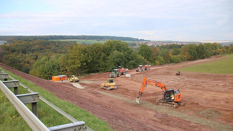 Seit kurzem laufen die Bauarbeiten zur Erneuerung der Autobahnbrücke übers Thulbatal.  Foto: Ralf Ruppert
