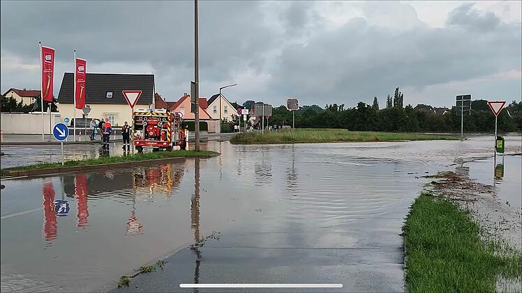 Hochwasser in Veitsbronn: Feuerwehr im Einsatz