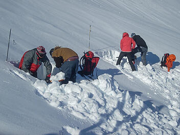 Lawinensicherheitsstudenten graben Schneegruben, um die Hangstabilit&auml;t w&auml;hrend der lawinengef&auml;hrdeten Saison zu testen.
