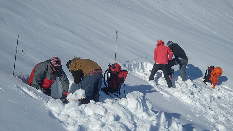 Lawinensicherheitsstudenten graben Schneegruben, um die Hangstabilit&auml;t w&auml;hrend der lawinengef&auml;hrdeten Saison zu testen.