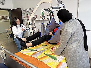 Praktische &Uuml;bungen am Hebelifter veranschaulichen den interessierten G&auml;sten die praktische Arbeit mit modernen Hilfsmitteln in der Pflege.