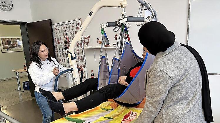 Praktische &Uuml;bungen am Hebelifter veranschaulichen den interessierten G&auml;sten die praktische Arbeit mit modernen Hilfsmitteln in der Pflege.