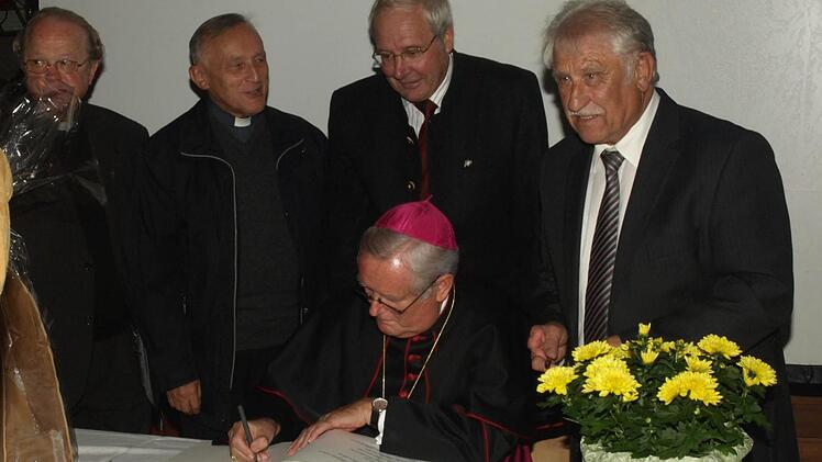 In das neue Ehrenbuch der Retzbach-Wallfahrer trug sich der Bischof ein.