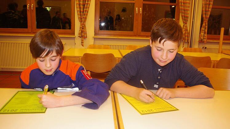 (von links) Philipp Rosenbaum und Bastian Brehm waren die Youngsters unter den Null-Fehler-Absolventen