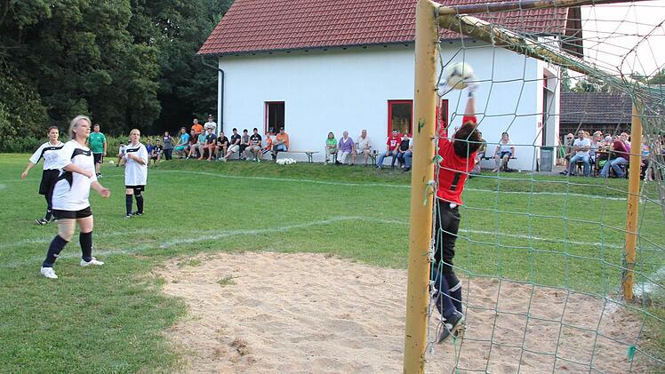 Sicher gefangen - Kerstin Ebert in Aktion Fotos: Kestel