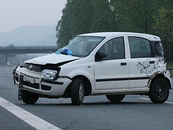 Auf der A9 bei Bayreuth krachte eine 19-Jährige mit ihrem Auto gegen einen Lkw. Fotos: Markus Roider