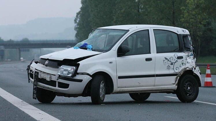 Auf der A9 bei Bayreuth krachte eine 19-Jährige mit ihrem Auto gegen einen Lkw. Fotos: Markus Roider