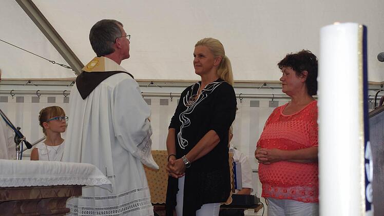 Karmelitenpater Roland Hinzer nahm Wilhelmsthals Bürgermeisterin Susanne Grebner in die Skapulierbruderschaft auf. Foto: Heike Schülein