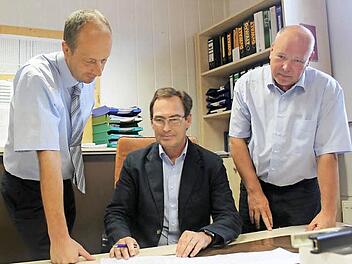 Geschäftsführer Klaus Mai (von links) mit den Dienstjubilaren Claus Karsuntke und Uwe Günther Foto: Schadeck
