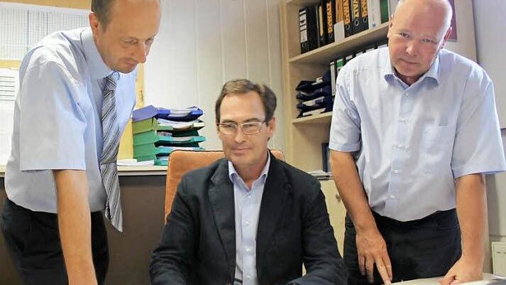 Geschäftsführer Klaus Mai (von links) mit den Dienstjubilaren Claus Karsuntke und Uwe Günther Foto: Schadeck