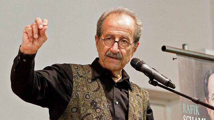Rafik Schami bei seinem Auftritt im Pfarrsaal von St. Augustin.Foto: Jochen Berger