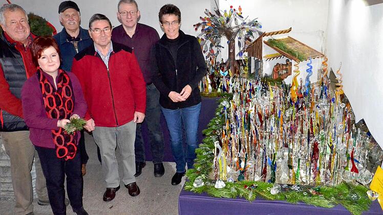 Glaskünstler Bernt Pingel, Christina Flauder, Dieter Fritsch, Werner Müller, Wolfgang Lukas und Pfarrerin Bettina Weber (von links) sind mit dem Werk zufrieden. Foto: Dieter Hübner