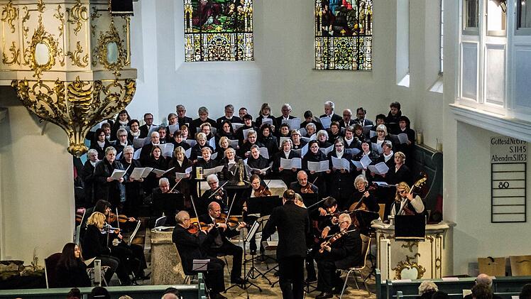Die Sängervereinigung Bad Rodach, der Stadtkantorei und das Collegium musicum Hildburghausen führten gemeinsam das Oratorium "Golgatha" in der Johanniskirche der Kurstadt auf. Foto: Jochen Berger