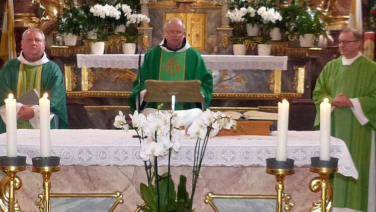 Pater Alard mit seinem Nachfolger Pater Adrian (links) und Diakon Harmut Schiena (rechts).