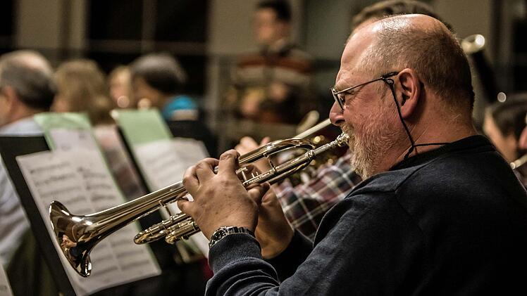 Das Orchester der Gesellschaft der Musikfreunde Neustadt probt für sein Sinfoniekonzert, das am 1. April in der Mehrzweckhalle stattfindet.Foto: Jochen Berger