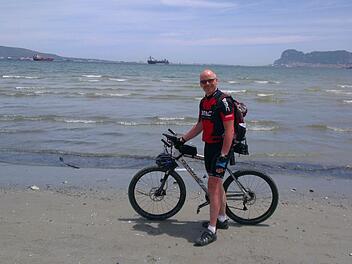Peter Ruhnau vor den Felsen von Gibraltar. Foto: privat