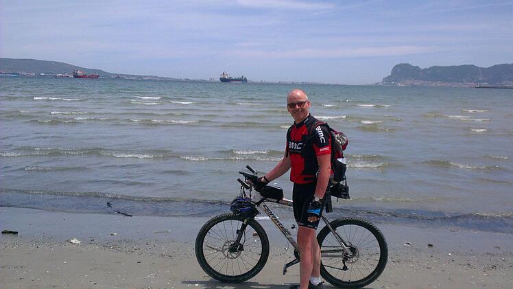 Peter Ruhnau vor den Felsen von Gibraltar. Foto: privat