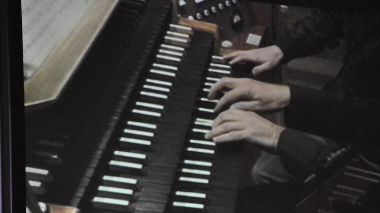 Die Hände von Jörg Wöltche und Johann Ruppert. Peter Klopf