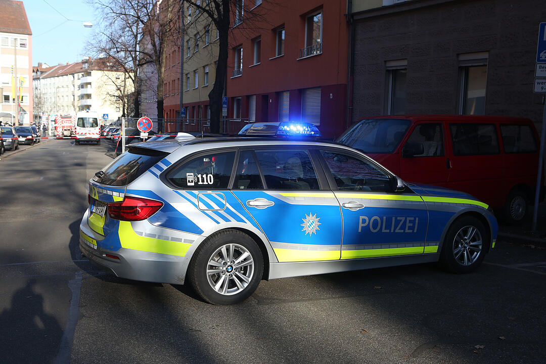 Wohnungsbrand in Nürnberg: Feuerwehr rettet Bewohner mit Drehleiter
