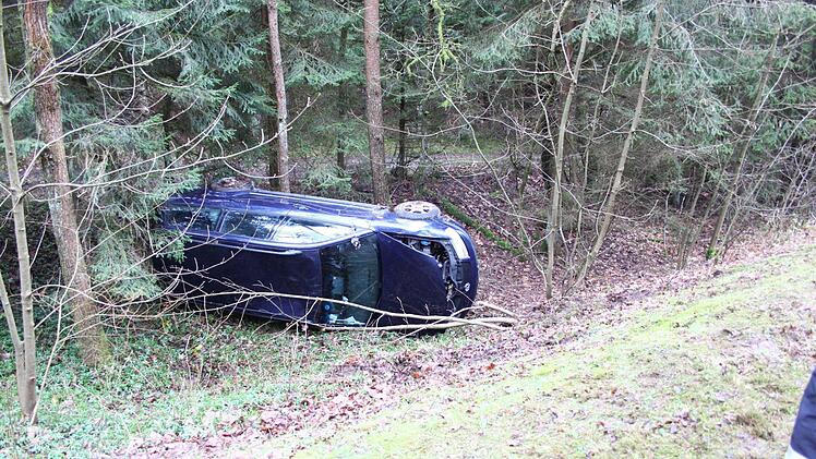 Der Wagen kam zwischen Lindau (Gemeinde Trebgast) und Leuchau (Stadt Kulmbach)  von der Straße ab. Foto: Jürgen Gärtner