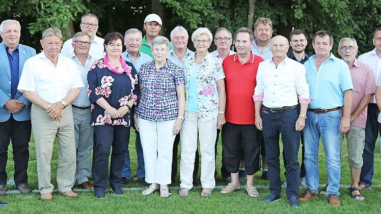 Die für 40 Jahre Mitgliedschaft und mehr Geehrten und die Ehrenmitglieder  Foto: Franz Galster