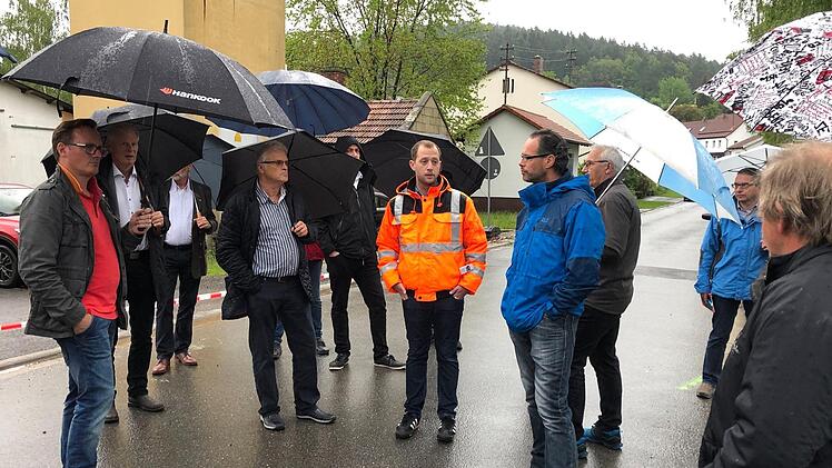 Was ist machbar, um den breiteren Ersatzneubau der Altenhofer Brücke an die Hergramsdorfer Straße anzubinden? Davon machten sich die Weitramsdorfer Gemeinderäte vor ihrer Sitzung am Montagabend vor Ort ein Bild. Andreas Ziener vom Ingenieurbüro Koenig + Kühnel (orange Jacke) erläuterte die verschiedenen Möglichkeiten. Foto: Bettina Knauth