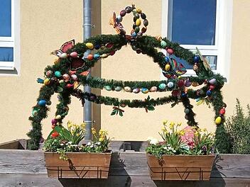 Weil die Kinder des Familienzentrums Wüstenahorn heuer keinen Osterbrunnen schmücken konnten, funktionierte die Leiterin des Zentrums kurzerhand das Hochbeet um. Foto: Wolfgang Desombre
