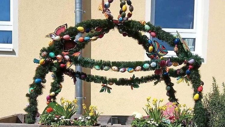 Weil die Kinder des Familienzentrums Wüstenahorn heuer keinen Osterbrunnen schmücken konnten, funktionierte die Leiterin des Zentrums kurzerhand das Hochbeet um. Foto: Wolfgang Desombre