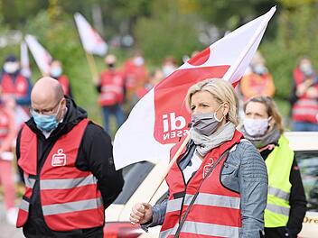 Teilnehmer eines ganztägigen Warnstreiks in Dresden. Einen Tag vor Beginn der dritten Verhandlungsrunde im Tarifstreit des öffentlichen Dienstes halten Gewerkschaften und Beschäftigte den Druck auf die Arbeitgeber hoch. Foto: Sebastian Kahnert, dpa