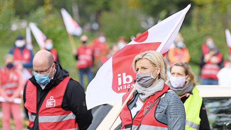 Teilnehmer eines ganztägigen Warnstreiks in Dresden. Einen Tag vor Beginn der dritten Verhandlungsrunde im Tarifstreit des öffentlichen Dienstes halten Gewerkschaften und Beschäftigte den Druck auf die Arbeitgeber hoch. Foto: Sebastian Kahnert, dpa