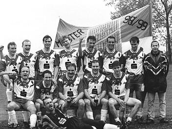 In der Saison 1998/99 gewann die DJK Gefäll mit einem Sieg über den BSC Lauter vorzeitig den Titel in der A-Klasse. Über den Aufstieg in die Kreisklasse freuten sich (hinten, von links) Roland Voll, Daniel Wehner, Frank Endres, Patrick Sedgwick, Ralf Wehner, Interimscoach Frank Wehner, Wilfried Wehner und Marco Endres sowie (vorne, von links) Dirk Kirchner, Rene Endres, Frank Hartmann, Klaus Wehner, Andreas Wehner sowie (liegend) Hagen Wehner. Foto: Körner