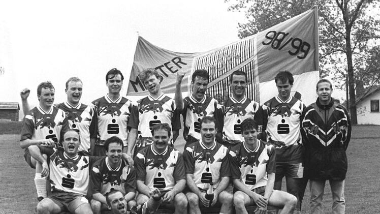 In der Saison 1998/99 gewann die DJK Gefäll mit einem Sieg über den BSC Lauter vorzeitig den Titel in der A-Klasse. Über den Aufstieg in die Kreisklasse freuten sich (hinten, von links) Roland Voll, Daniel Wehner, Frank Endres, Patrick Sedgwick, Ralf Wehner, Interimscoach Frank Wehner, Wilfried Wehner und Marco Endres sowie (vorne, von links) Dirk Kirchner, Rene Endres, Frank Hartmann, Klaus Wehner, Andreas Wehner sowie (liegend) Hagen Wehner. Foto: Körner