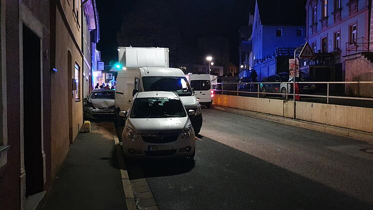 Kreis Kulmbach: Lkw rammt geparkte Autos in Kupferberg - Zwanzig Minuten später kracht es in einem weiteren Ort