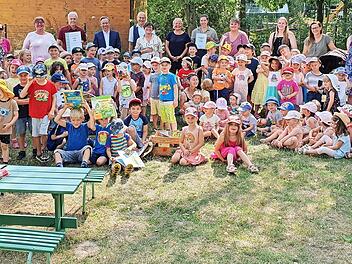 Kinder und Verantwortliche der Martin-Luther- Kindertagesst&auml;tte freuen sich &uuml;ber die Auszeichnung.