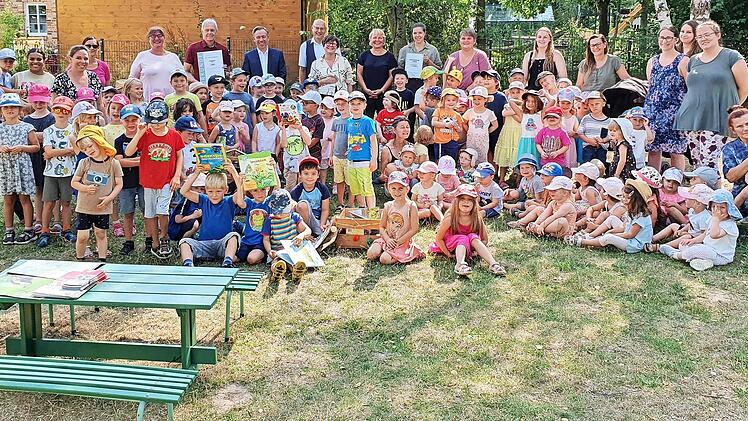 Kinder und Verantwortliche der Martin-Luther- Kindertagesst&auml;tte freuen sich &uuml;ber die Auszeichnung.