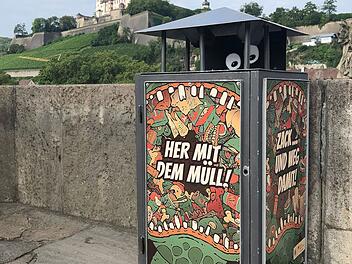 W&uuml;rzburg: "M&uuml;llmonster" Tonnenh&auml;uschen stehen auf der Alten Mainbr&uuml;cke