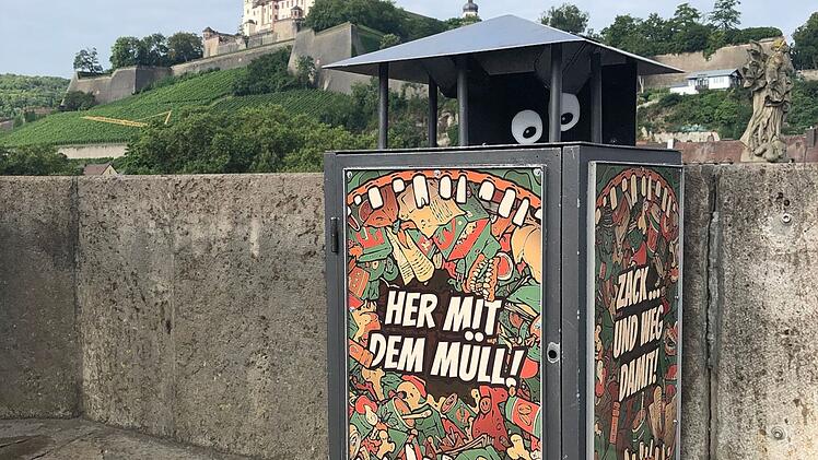 W&uuml;rzburg: "M&uuml;llmonster" Tonnenh&auml;uschen stehen auf der Alten Mainbr&uuml;cke