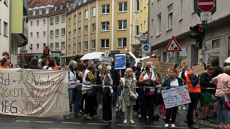 Klausurtagung der Koalitionsfraktionen: Gegendemonstranten protestieren vor Hotel
