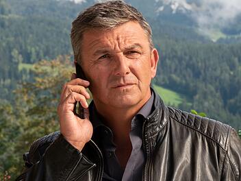 Als Hauptdarsteller in der ZDF-Erfolgsserie "Der Bergdoktor" habe er eine besonder Verantwortung, sagt Hans Sigl bei einem Blick hinter die Kulissen.