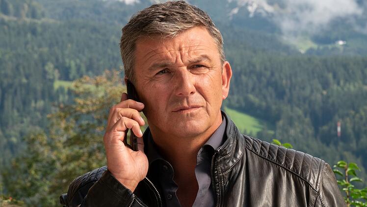 Als Hauptdarsteller in der ZDF-Erfolgsserie "Der Bergdoktor" habe er eine besonder Verantwortung, sagt Hans Sigl bei einem Blick hinter die Kulissen.