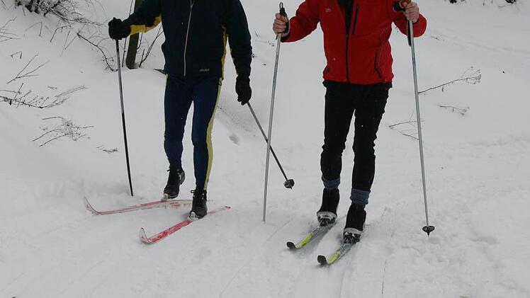 Mal sehen, ob die Loipen perfekt sind: Obmann Karl Schoger und sein Kassierer Helmut Bürgermachen die Probe aufs Exempel. Beide sind passionierte Langläufer
