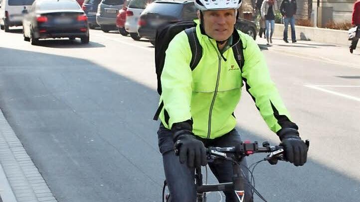 In der Von-Hessing-Straße bleibt den Radlern nur ein schmaler Streifen, demonstriert Grünen-Stadtrat Richard Fix, der das vor zwei Jahren beschlossene Radverkehrskonzept einfordert. Fotos: Thomas Mäuser