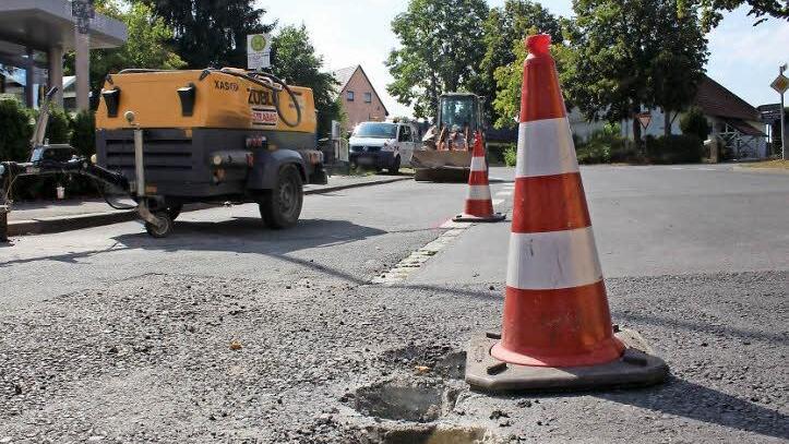 In der Neuhauser Hauptstraße hat die Gemeinde Absperrventile für die Wasserleitung erneuert. Demnächst wird dann die Kreisstraße gesperrt und bekommt einen neuen Fahrbahnbelag.  Foto: Andreas Dorsch