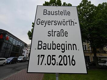 Mit großen Hinweisschildern bereitet die Stadtverwaltung die Verkehrsteilnehmer vor. Ein deutliches Zeichen: Durch die Baumaßnahme in der Geyerswörthstraße in Bamberg ist mit erheblichen Einschränkungen zu rechnen.  Foto: Ronald Rinklef