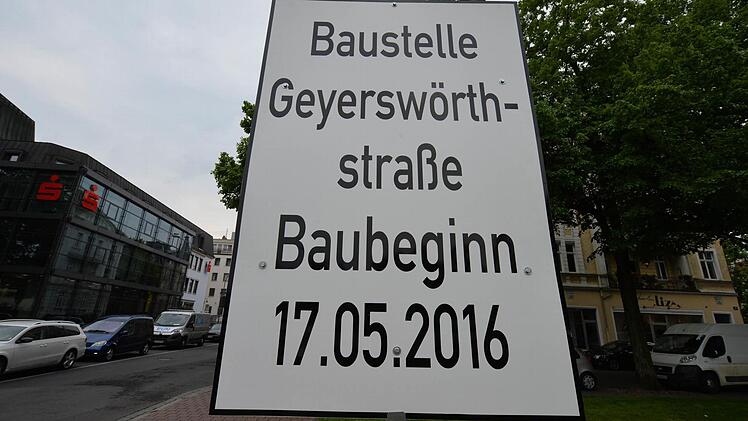 Mit großen Hinweisschildern bereitet die Stadtverwaltung die Verkehrsteilnehmer vor. Ein deutliches Zeichen: Durch die Baumaßnahme in der Geyerswörthstraße in Bamberg ist mit erheblichen Einschränkungen zu rechnen.  Foto: Ronald Rinklef